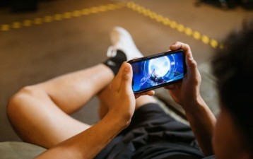 Copyright and the developmental challenges of mobile gaming